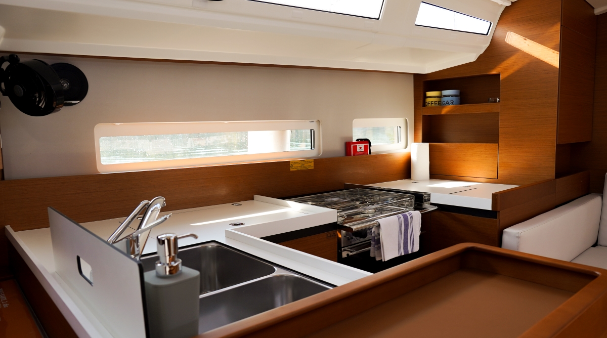 Kingfisher, Jeanneau Sun Odyssey 410, photo 3