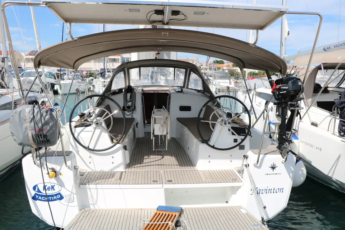 Kavinton’s cockpit with twin wheels